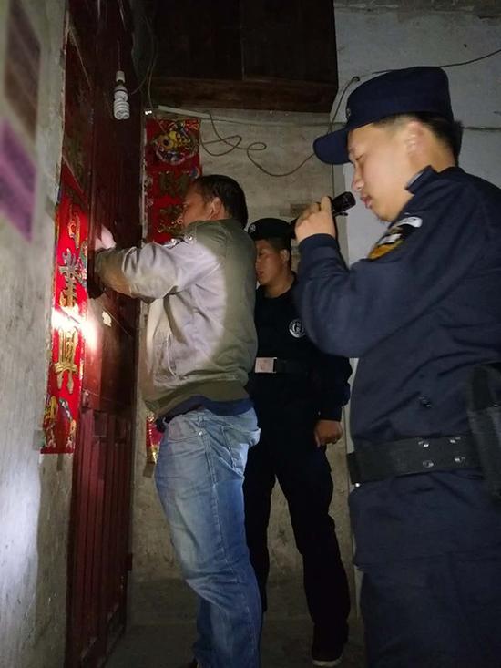 金沙县粗心妈妈误将幼女锁家中 