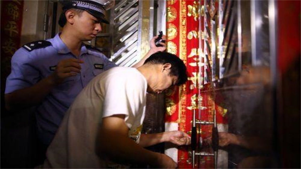 金沙县请开锁师傅开了锁后，师傅